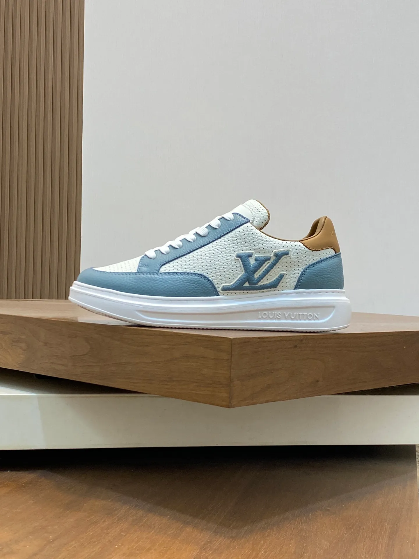 Factory Price: 400💰LV🔍Top Purchasing Agency🇮🇹 Lu Street Boy’s popular sports shoes counter synchronized, uppers imported from Italy cowhide fabric, high-quality complex splicing crafts, imported water-dyed cowhide lining cowhide feet Sole: Original sole provided by the original factory, T men's men's shoes 💰U exclusive movable molded sole, super comfortable, original factory follow-up goods, 🔍🔍high quality, can be entered and exited the counter at will, welcome to compare, code number 39-44 (order 38 45)